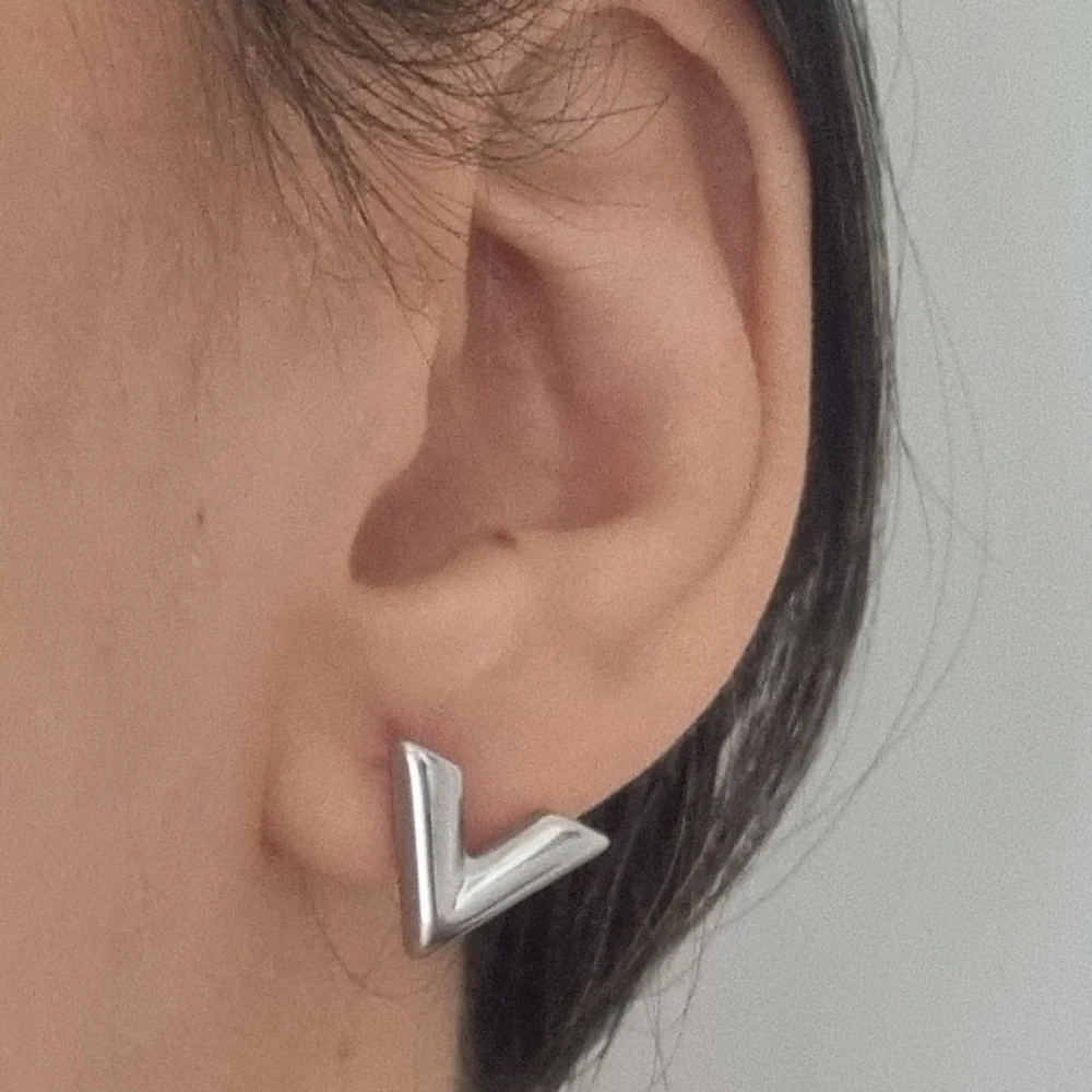 V designer style earrings - Picture 2 of 2